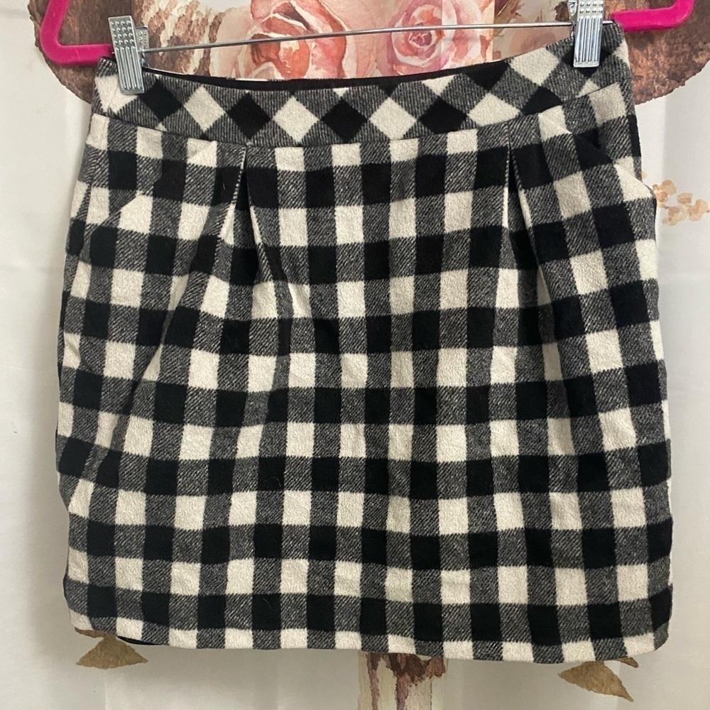 Size 2 club Monaco wool skirt with pockets!